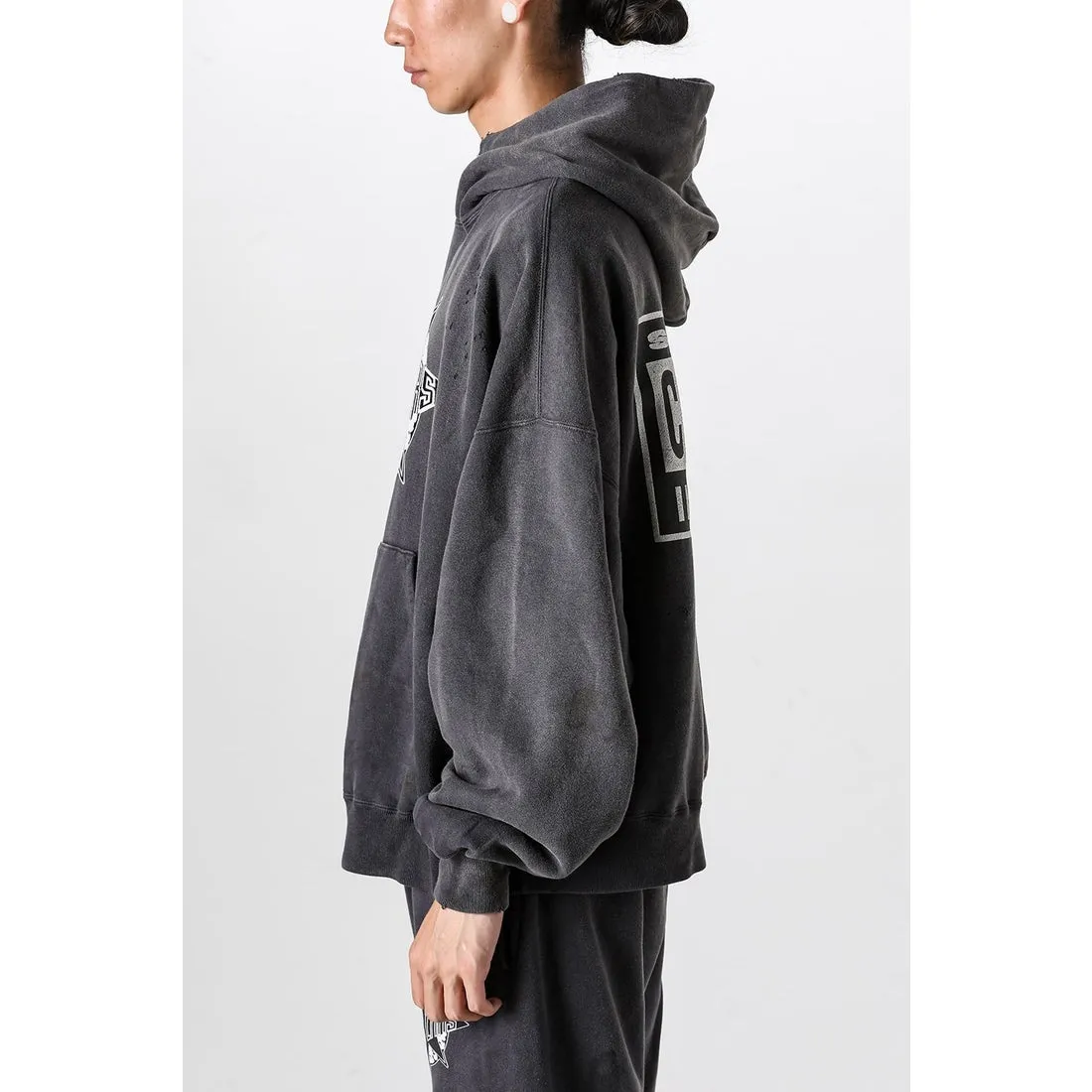 DENIM TEARS x SAINT Mxxxxxx SAINT TEARS Hoodie/BLK Five-pointed star cotton hole-in-the-dark distressed hoodie, washed black S-XL Assute dyeing, whole piece sprayed with horse fade/horse weight, co-branded main mark/cotton wash mark/cherub mark, many hanging holes on the front and rear panels, the original version has the same loose fit